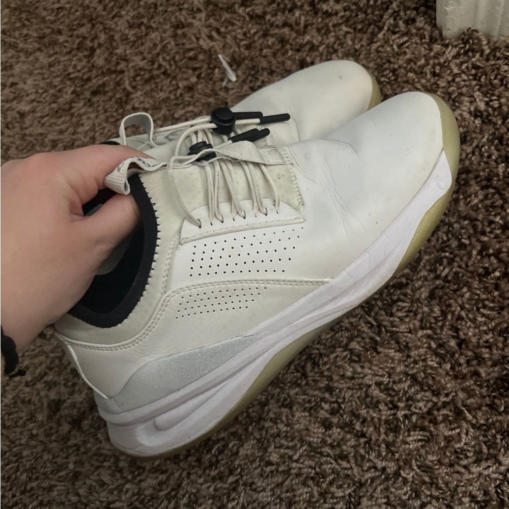 Go Clove Sneakers